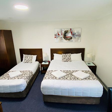 Colonial Lodge Motor Inn Yass Bagian luar foto