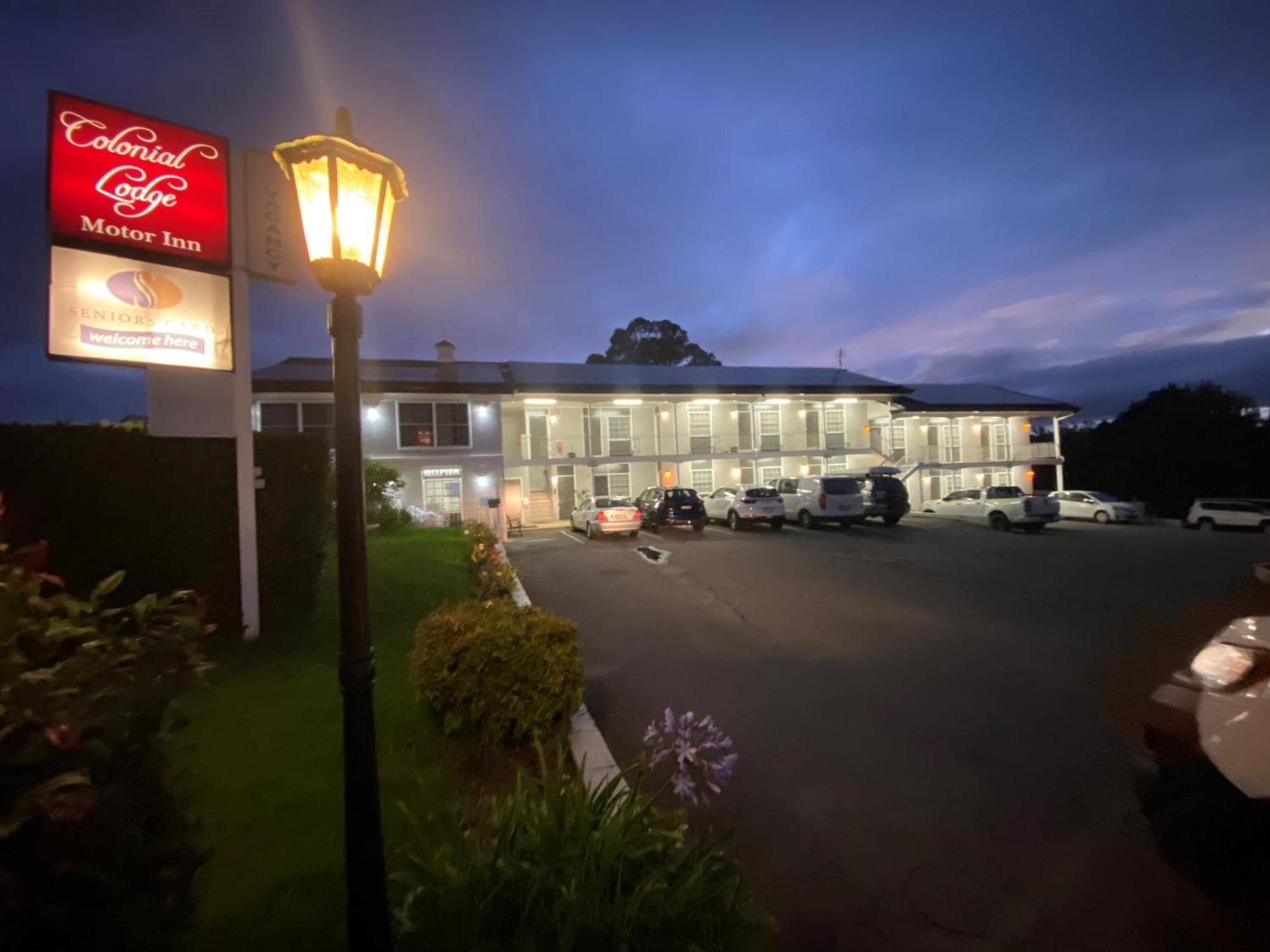 Colonial Lodge Motor Inn Yass Bagian luar foto