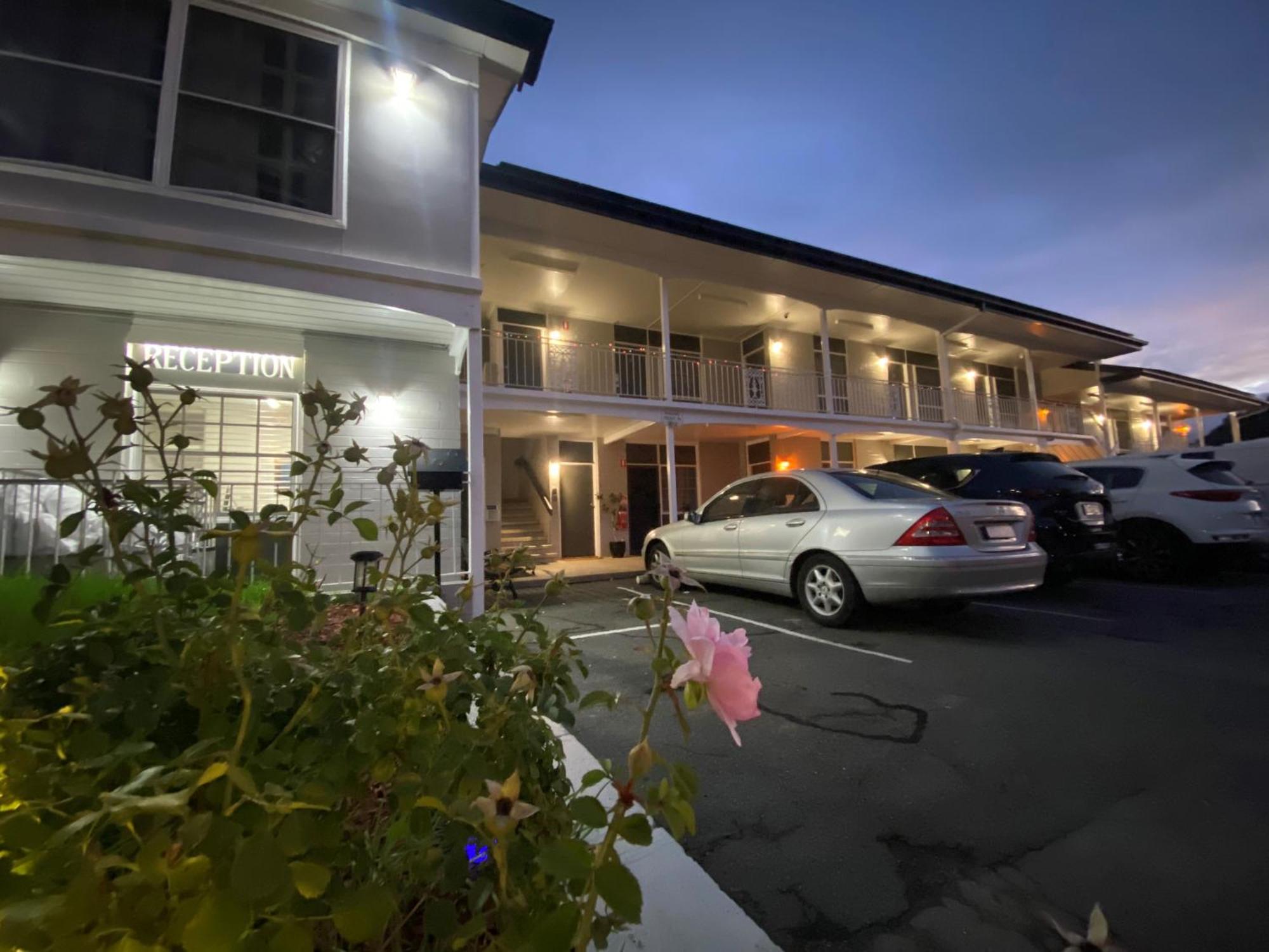 Colonial Lodge Motor Inn Yass Bagian luar foto