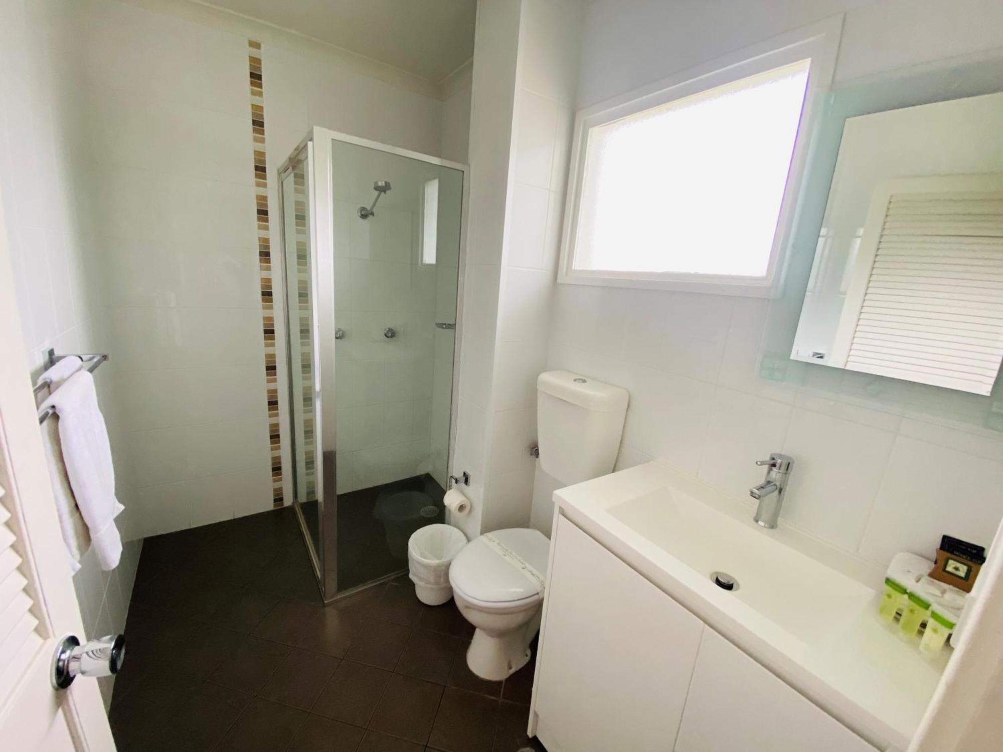 Colonial Lodge Motor Inn Yass Bagian luar foto