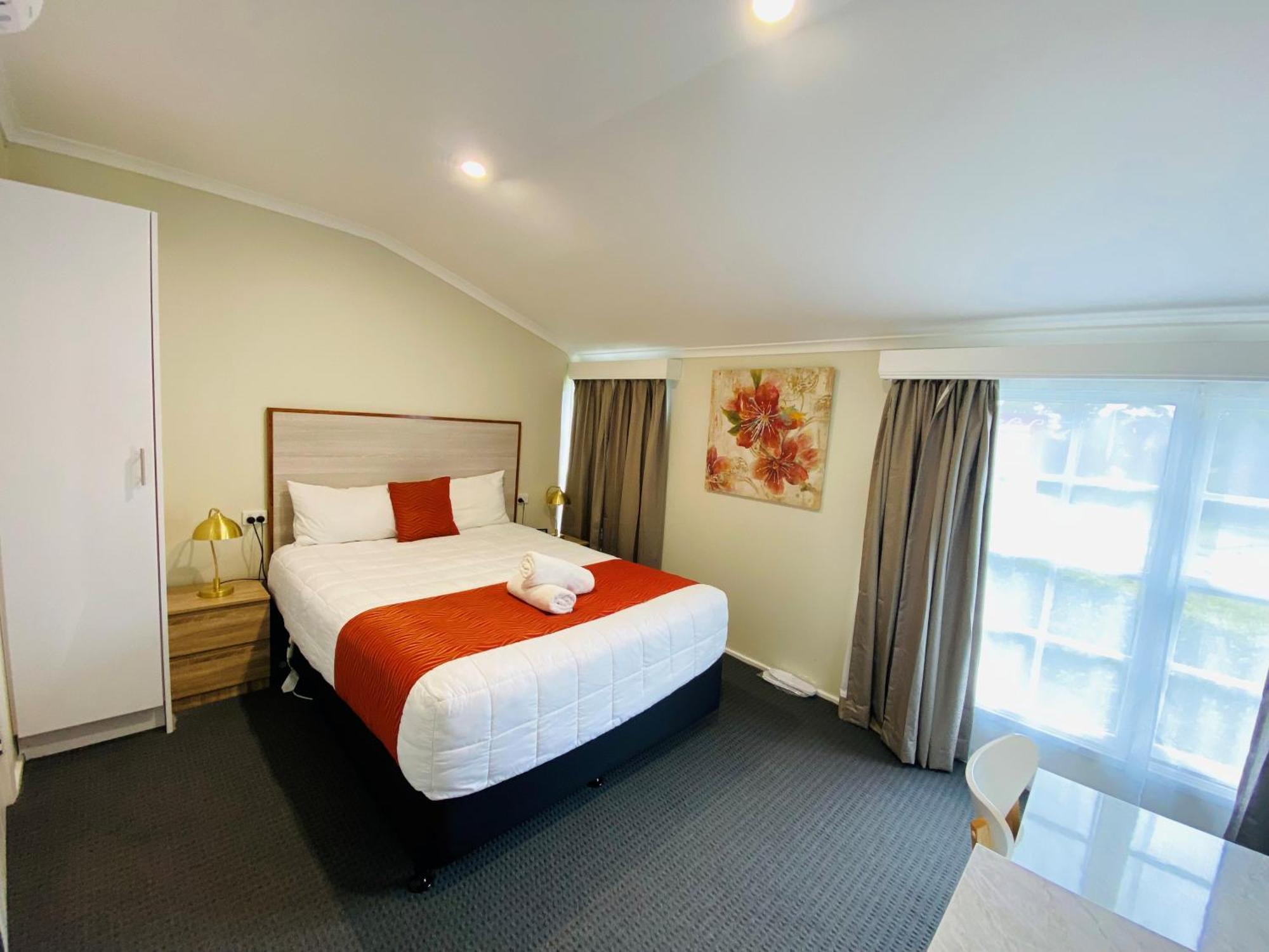 Colonial Lodge Motor Inn Yass Bagian luar foto