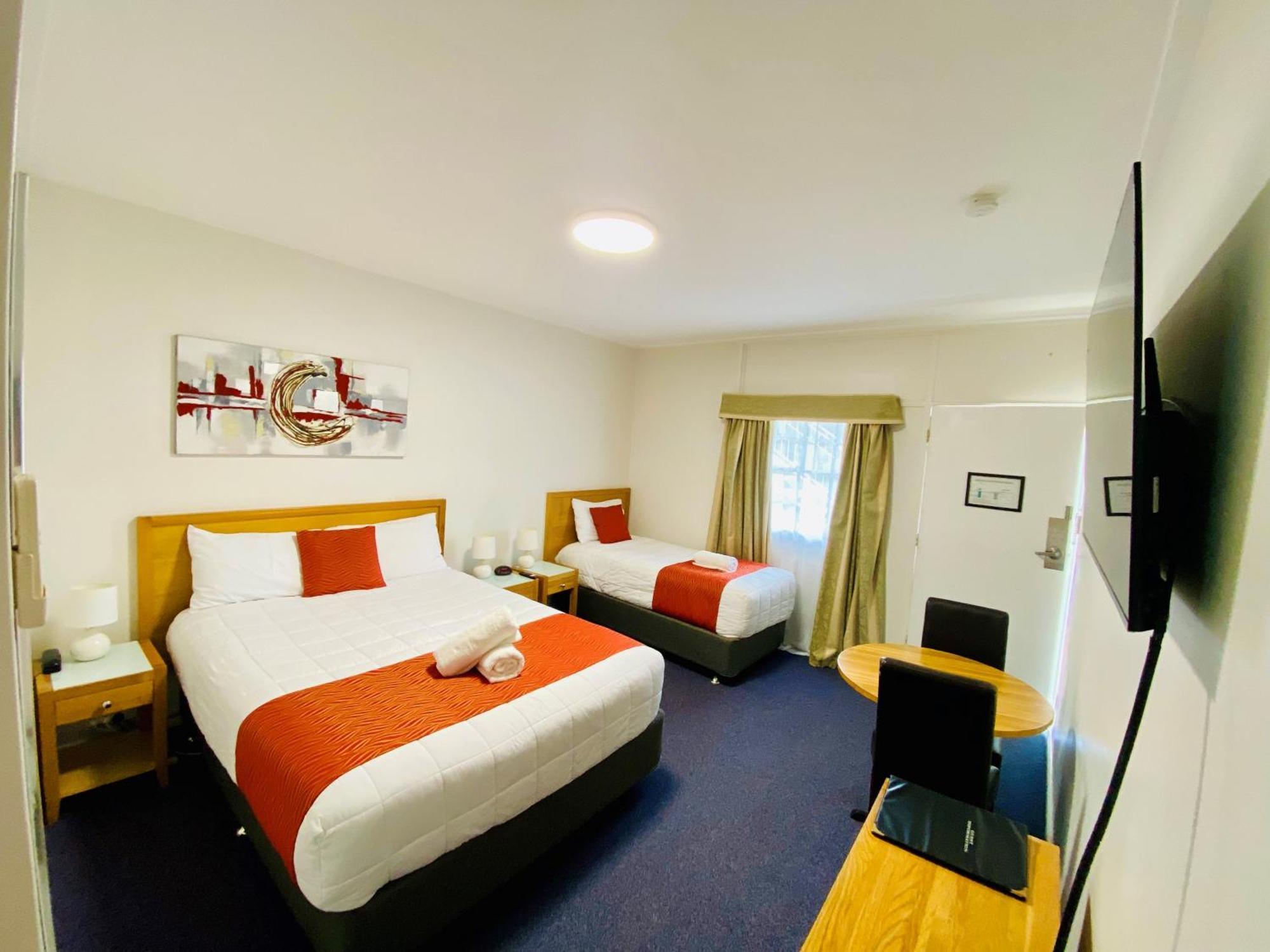 Colonial Lodge Motor Inn Yass Bagian luar foto
