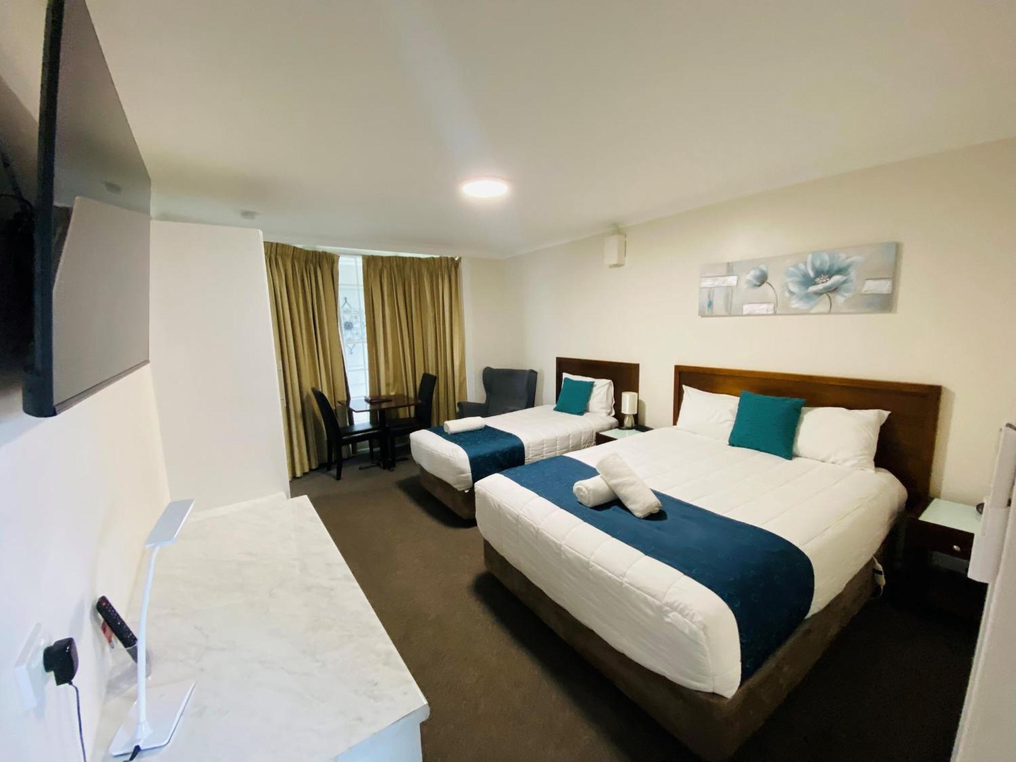 Colonial Lodge Motor Inn Yass Bagian luar foto