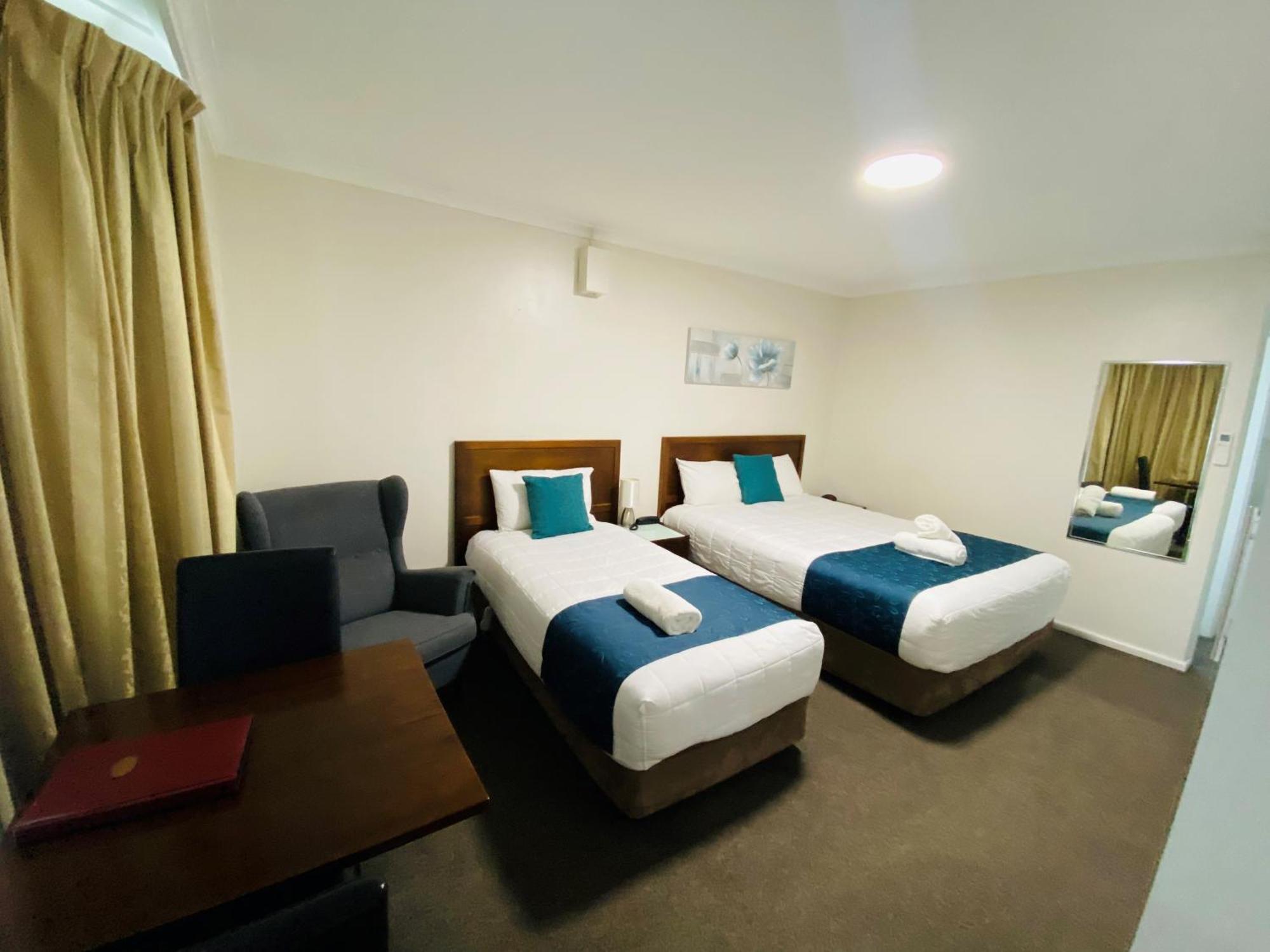 Colonial Lodge Motor Inn Yass Bagian luar foto