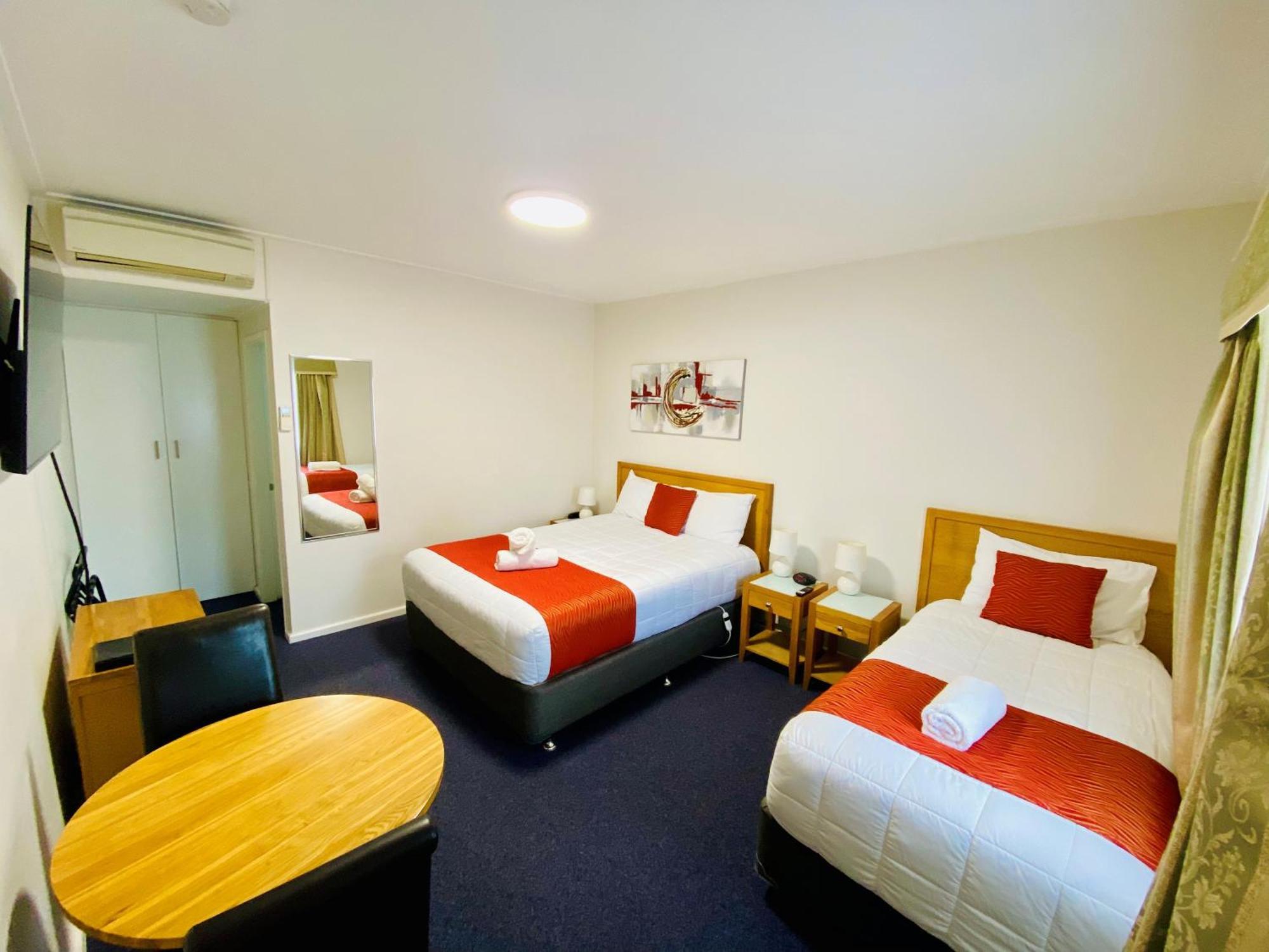 Colonial Lodge Motor Inn Yass Bagian luar foto
