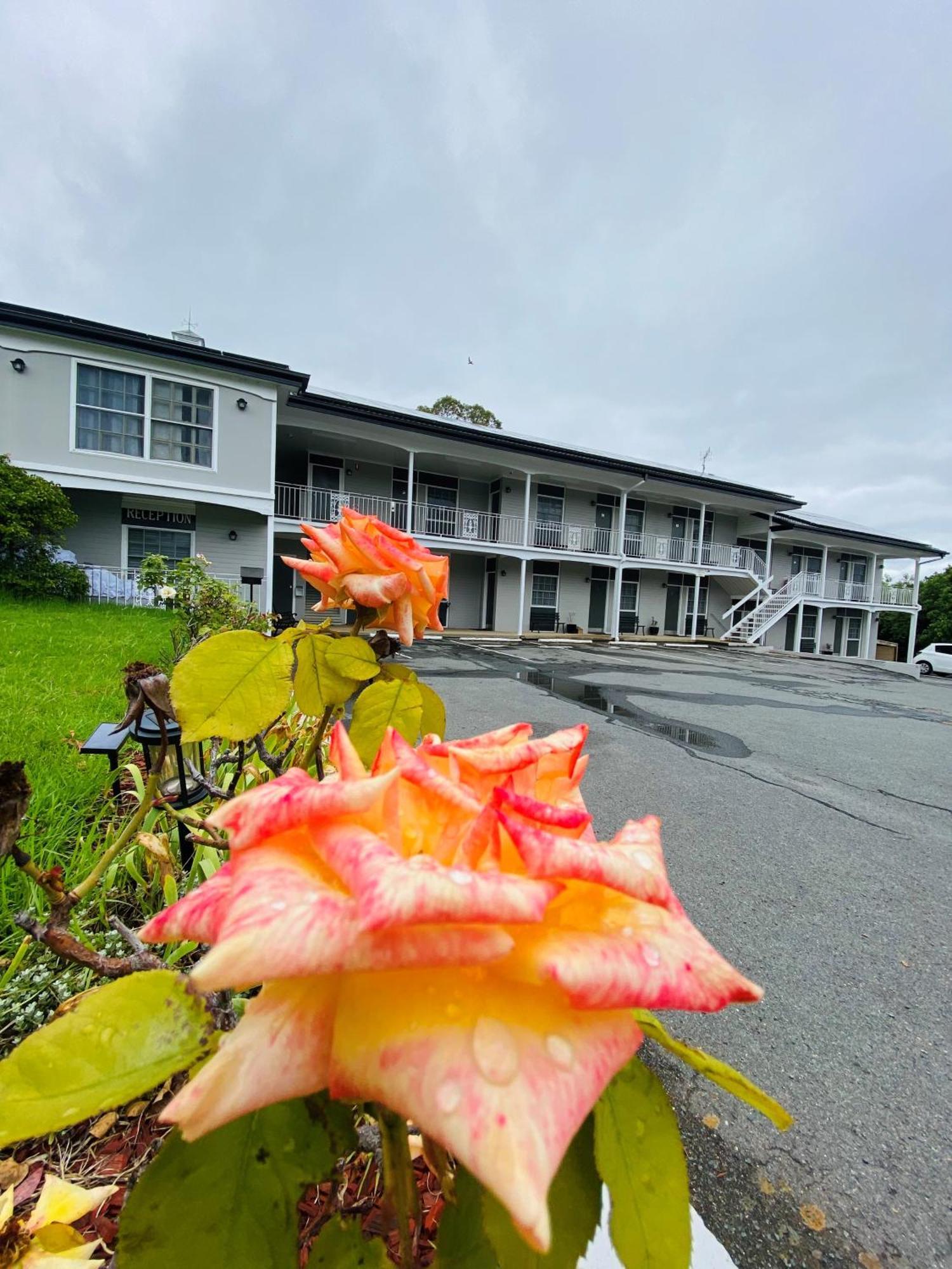 Colonial Lodge Motor Inn Yass Bagian luar foto