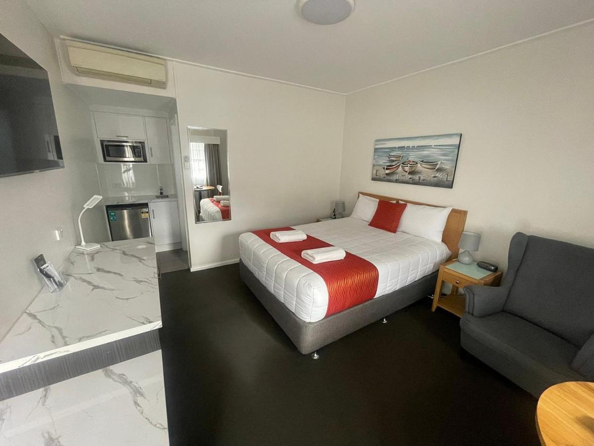 Colonial Lodge Motor Inn Yass Bagian luar foto