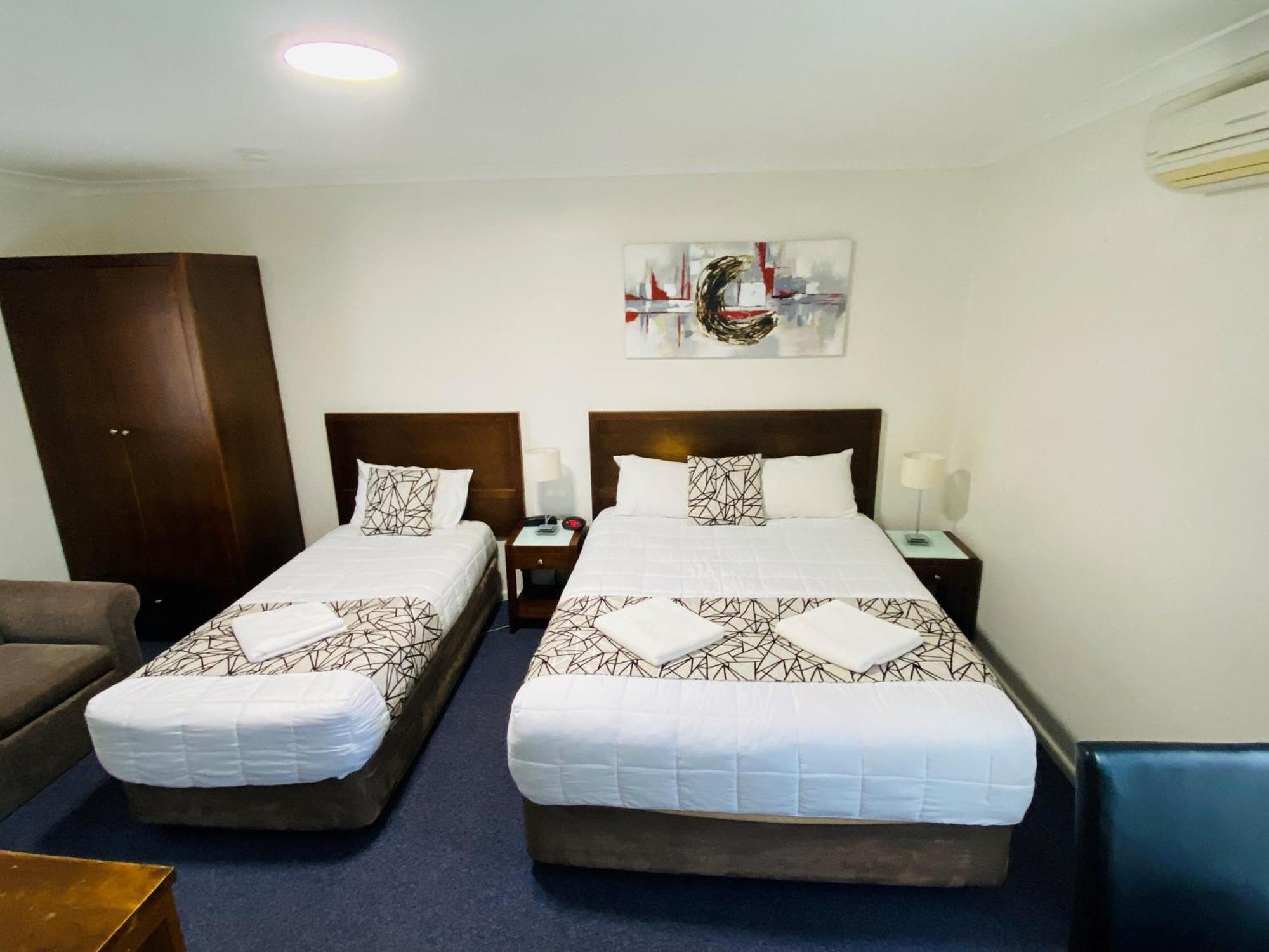 Colonial Lodge Motor Inn Yass Bagian luar foto