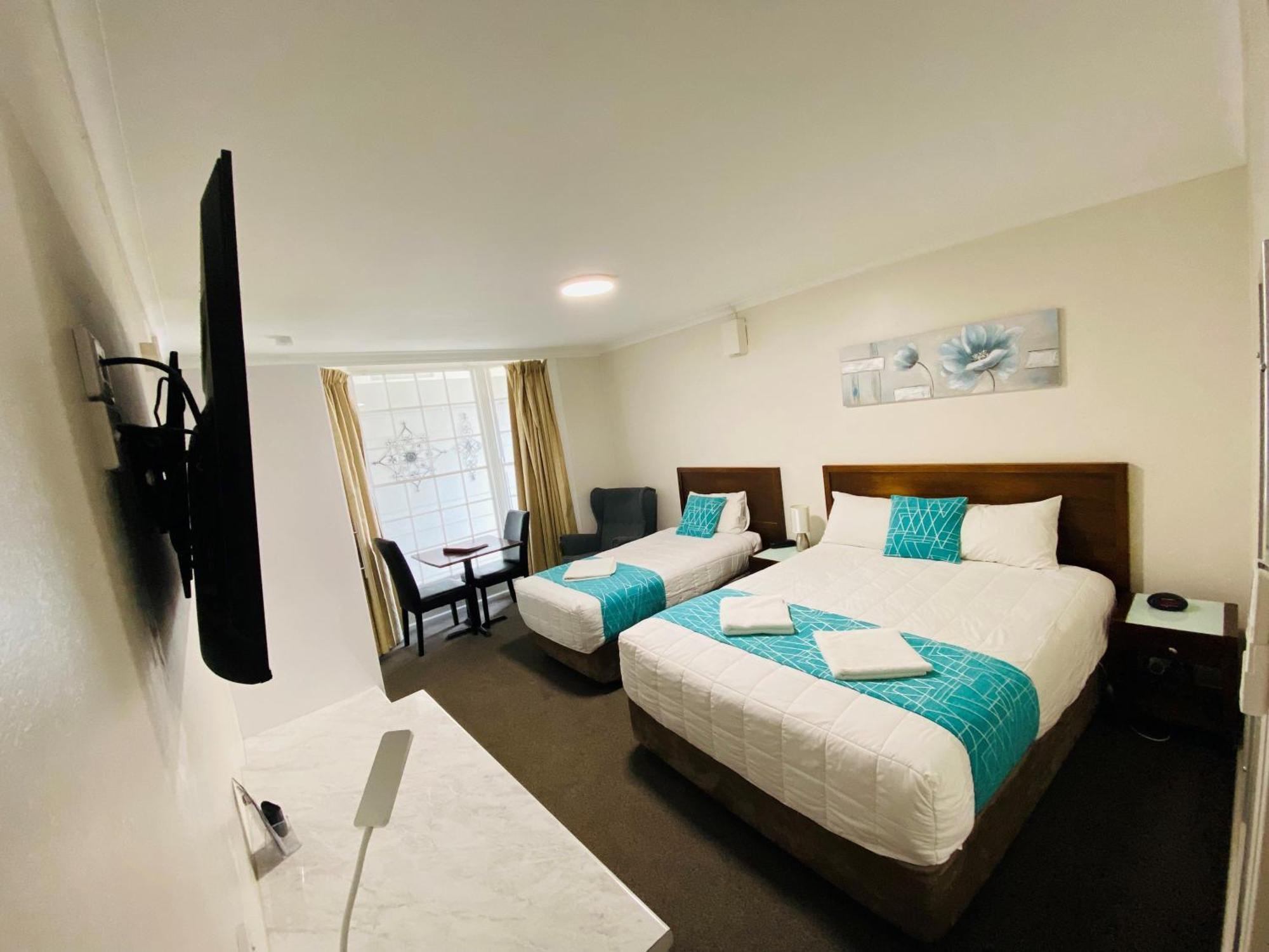 Colonial Lodge Motor Inn Yass Bagian luar foto