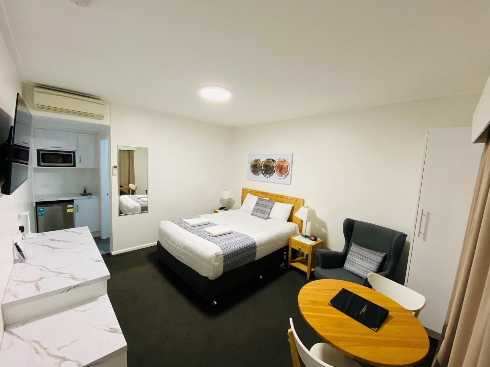 Colonial Lodge Motor Inn Yass Bagian luar foto