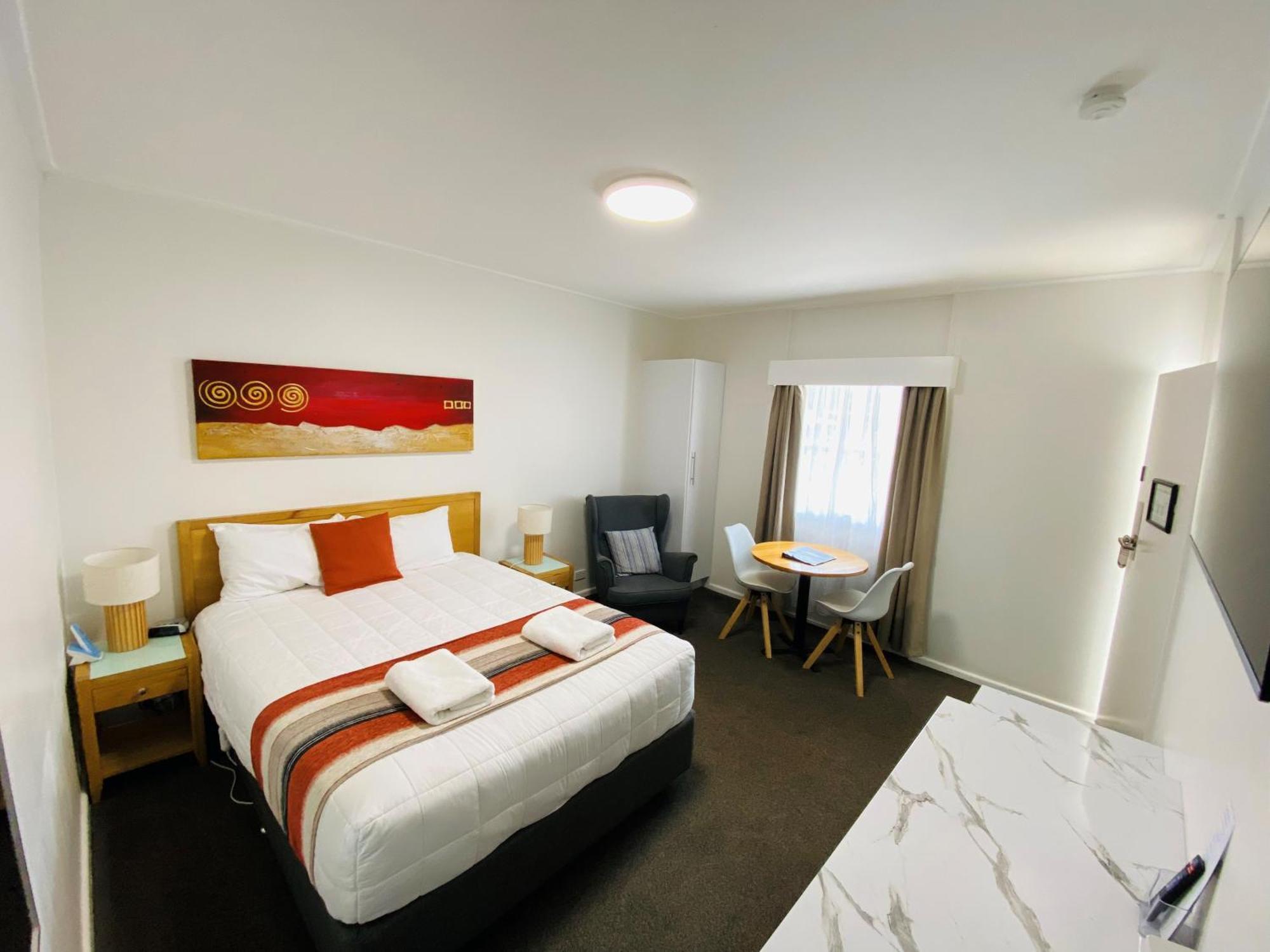 Colonial Lodge Motor Inn Yass Bagian luar foto
