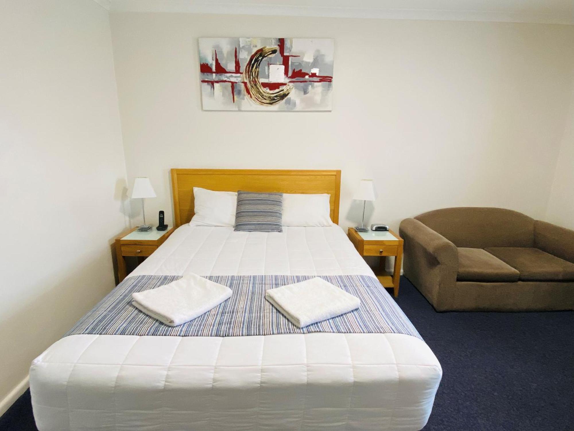 Colonial Lodge Motor Inn Yass Bagian luar foto