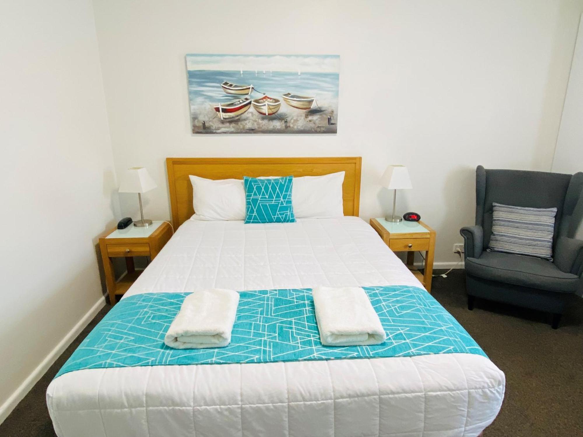 Colonial Lodge Motor Inn Yass Bagian luar foto