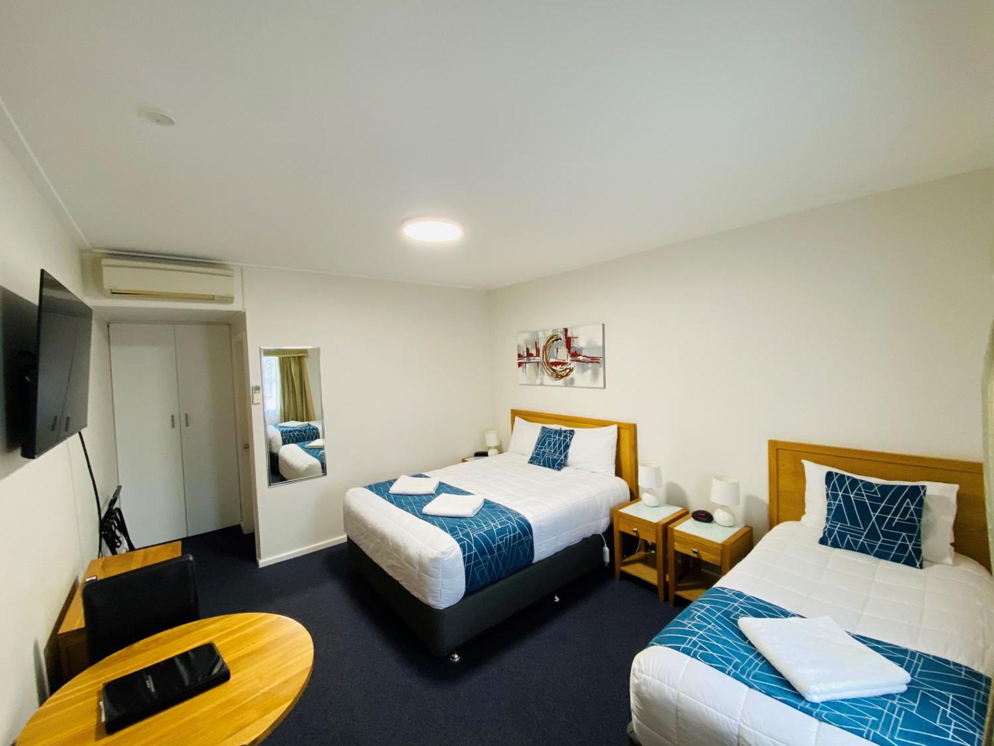 Colonial Lodge Motor Inn Yass Bagian luar foto