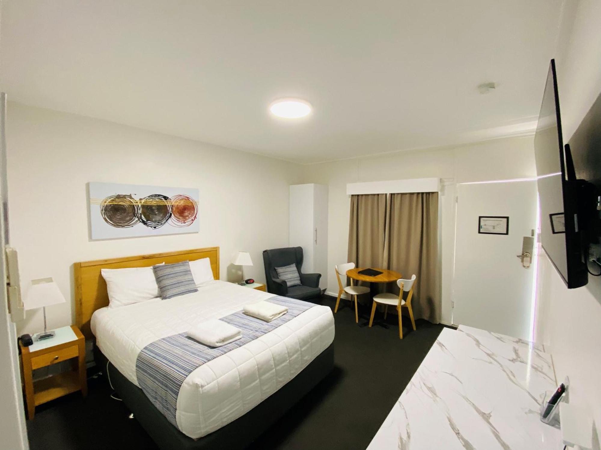 Colonial Lodge Motor Inn Yass Bagian luar foto