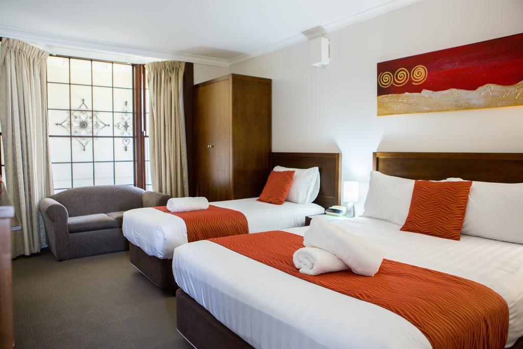 Colonial Lodge Motor Inn Yass Bagian luar foto