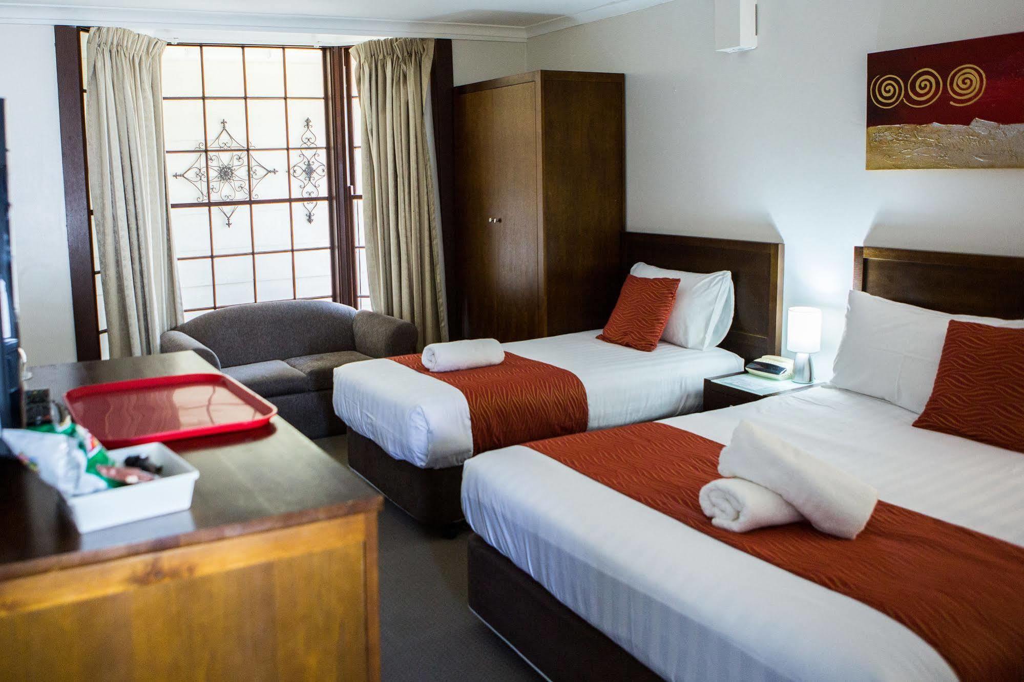 Colonial Lodge Motor Inn Yass Bagian luar foto