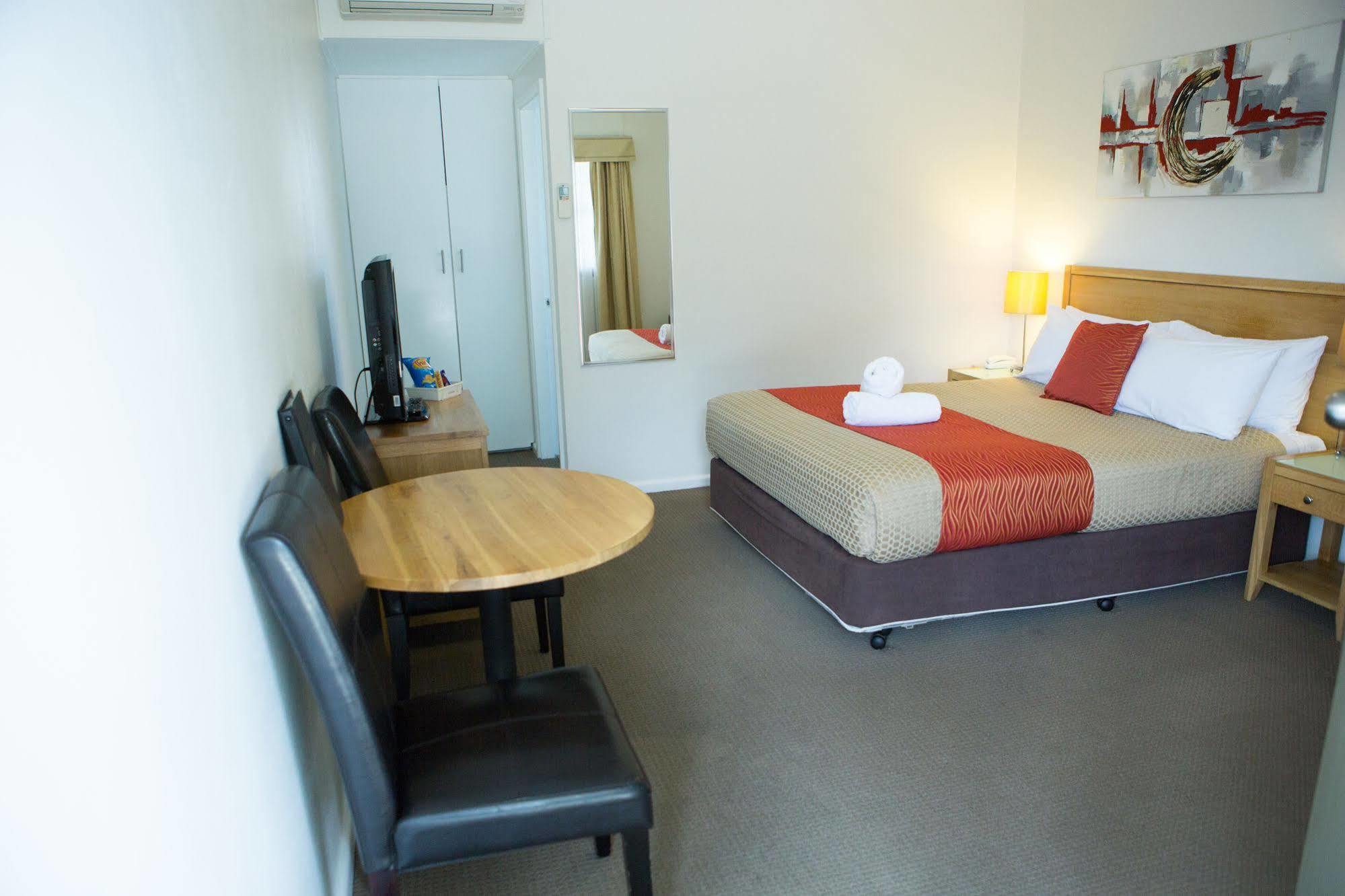 Colonial Lodge Motor Inn Yass Bagian luar foto