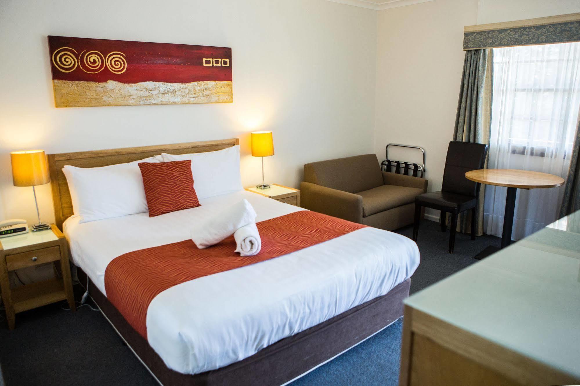 Colonial Lodge Motor Inn Yass Bagian luar foto
